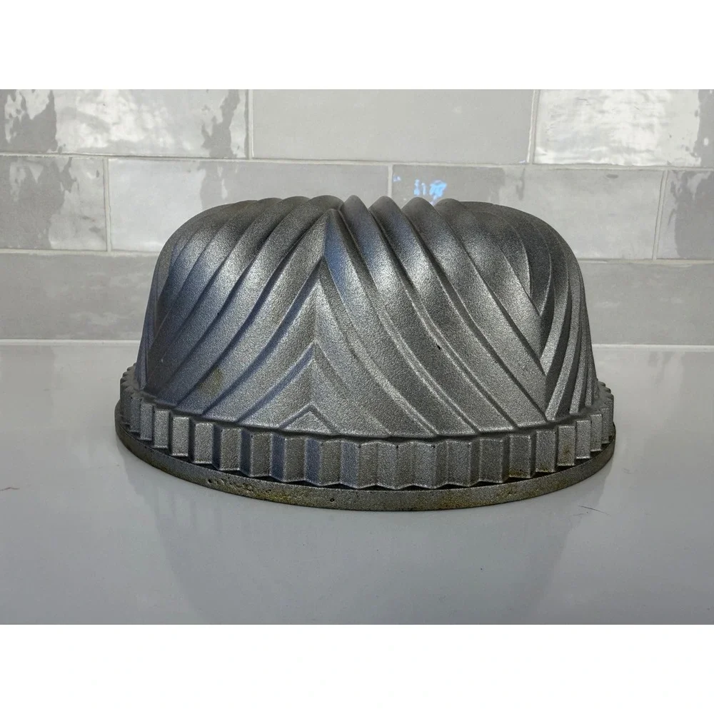 Nordic Ware Bundt Pan Bavaria Cast Aluminum 10 Cup Silver Geometric Cake Mold
